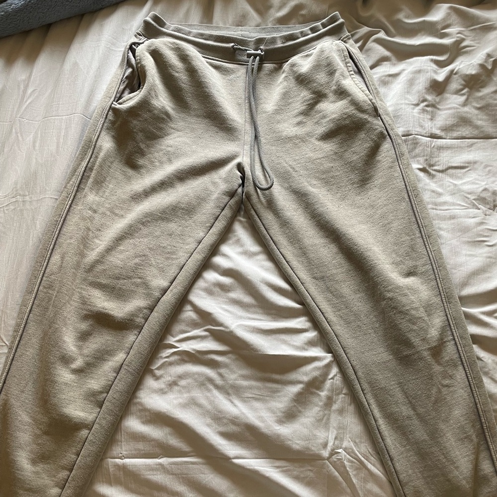 Alphalete essential oversized joggers